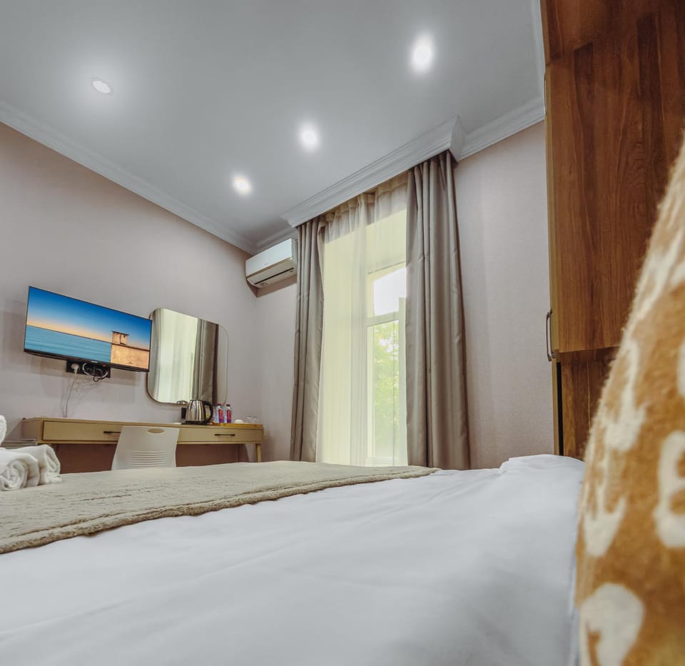Bed, TV and multimedia, Photo of the whole room, Bedroom