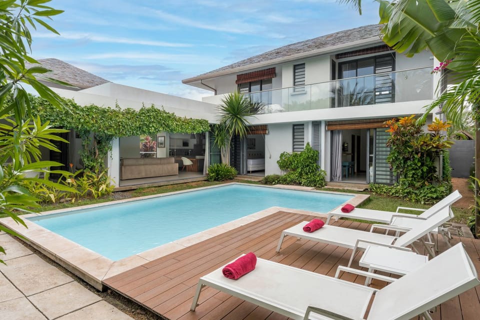 Property building, Patio, Garden, Garden view, Pool view, Swimming pool, sunbed
