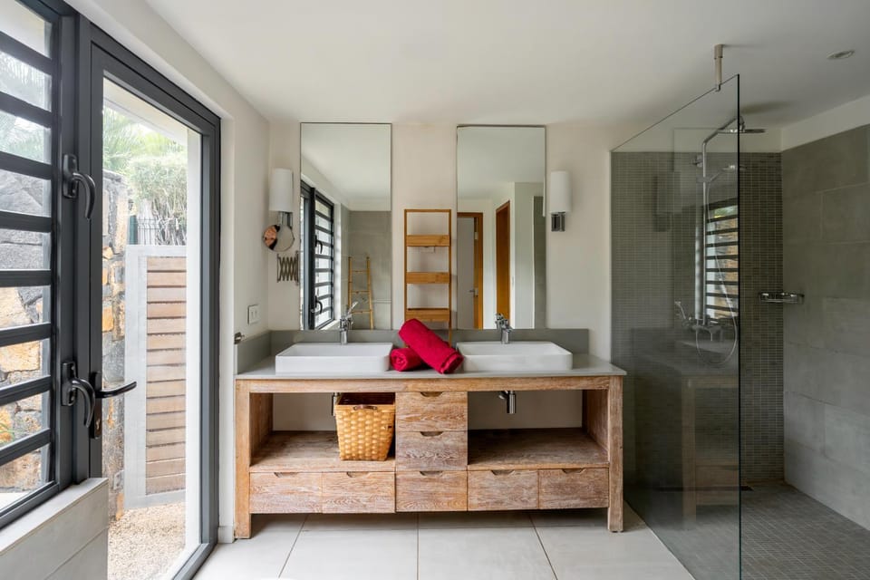 Shower, Bathroom, Photo of the whole room, towels