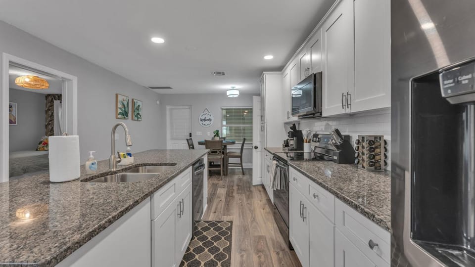 Kitchen or kitchenette, dishwasher, oven