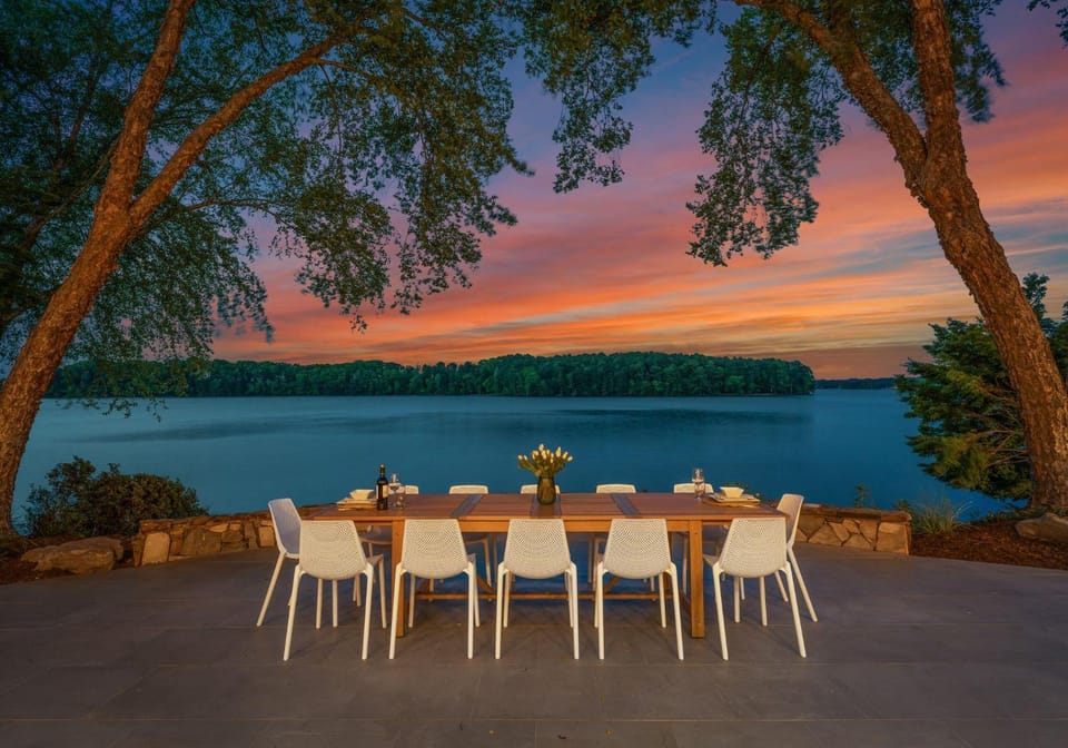 Dining area, Lake view