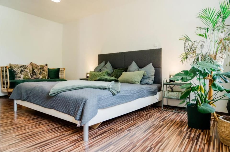 Bed, Seating area, Bedroom
