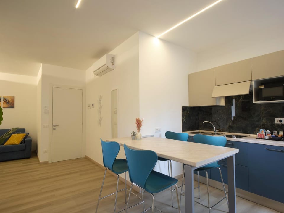 Kitchen or kitchenette, Living room, Seating area, Dining area, air conditioner