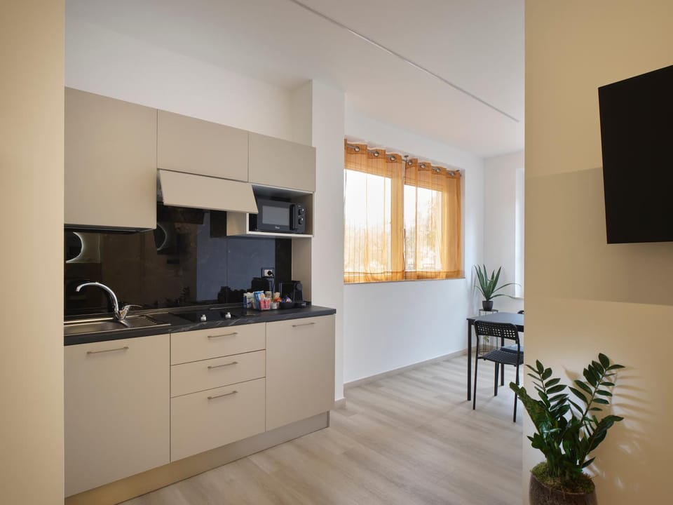 TV and multimedia, Kitchen or kitchenette, microwave, stove