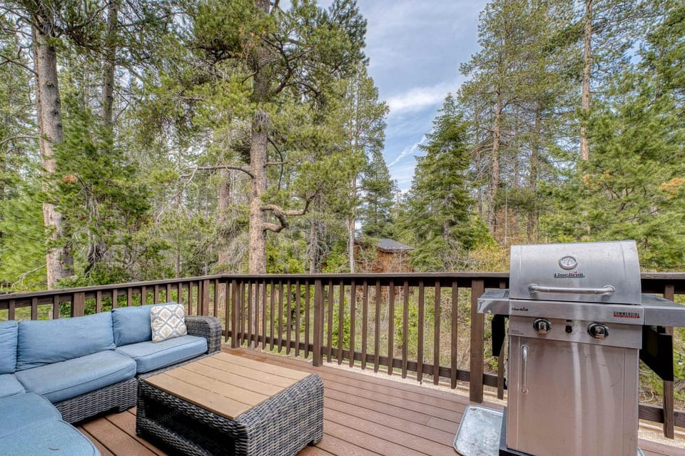 Tahoma Family Getaway with Bocce Ball & BBQ Grill House in Lake Tahoe