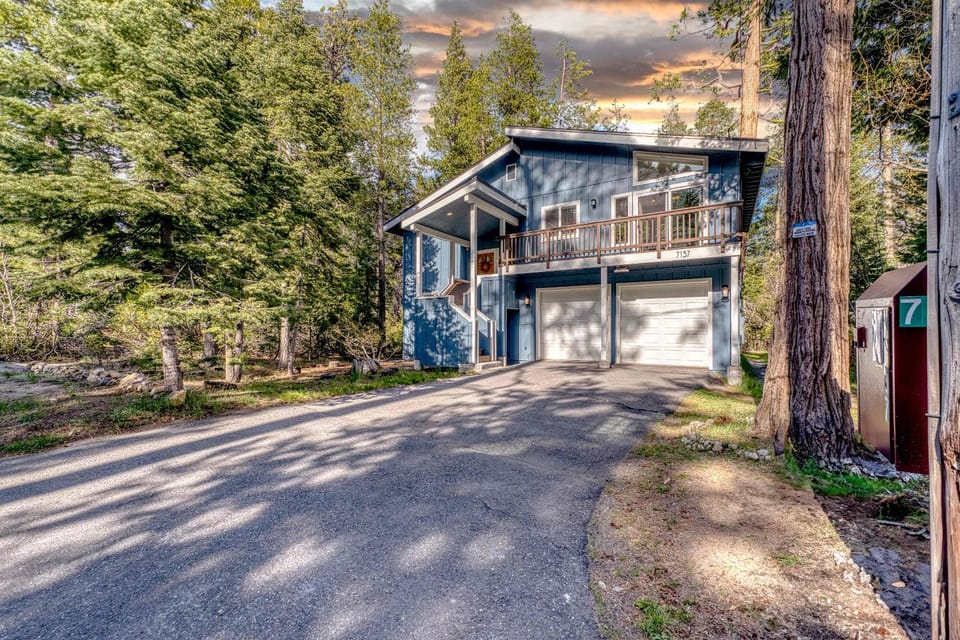 Tahoma Family Getaway with Bocce Ball & BBQ Grill House in Lake Tahoe