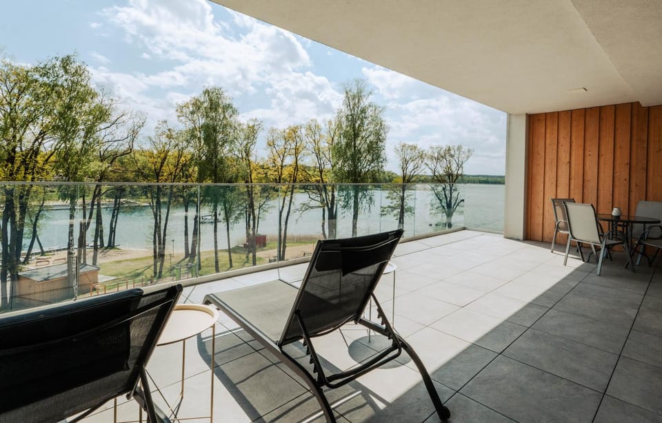 Day, Natural landscape, View (from property/room), Balcony/Terrace, Seating area, Lake view