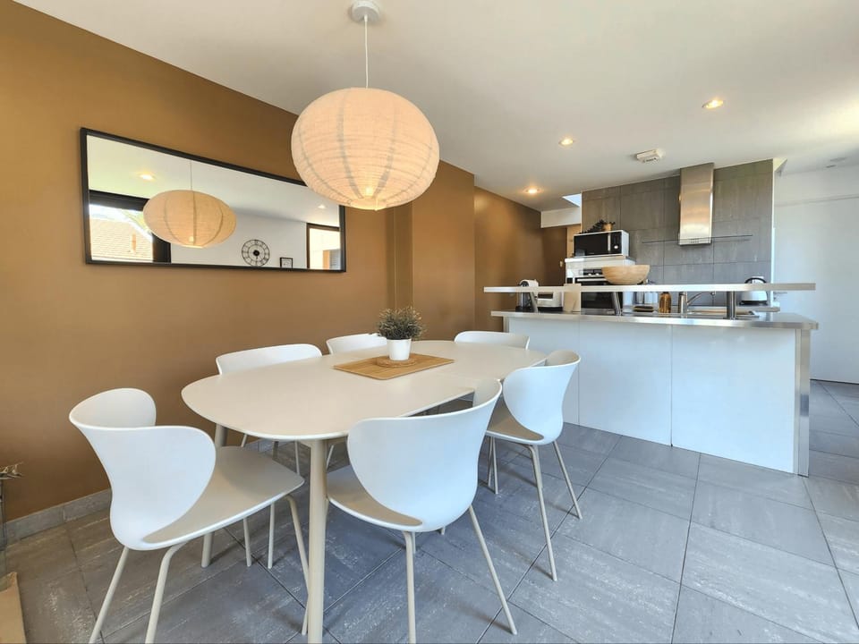 Kitchen or kitchenette, Dining area
