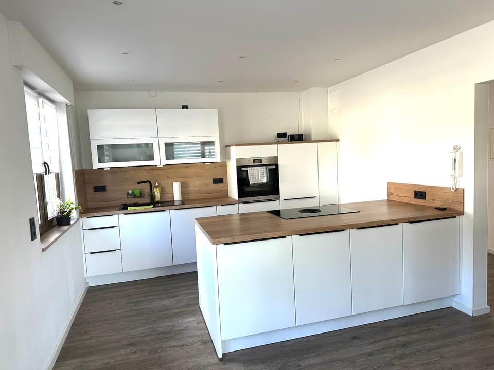Kitchen or kitchenette, dishwasher, stove