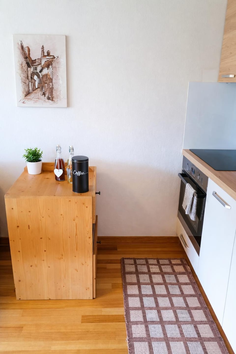 Kitchen or kitchenette, dishwasher, oven