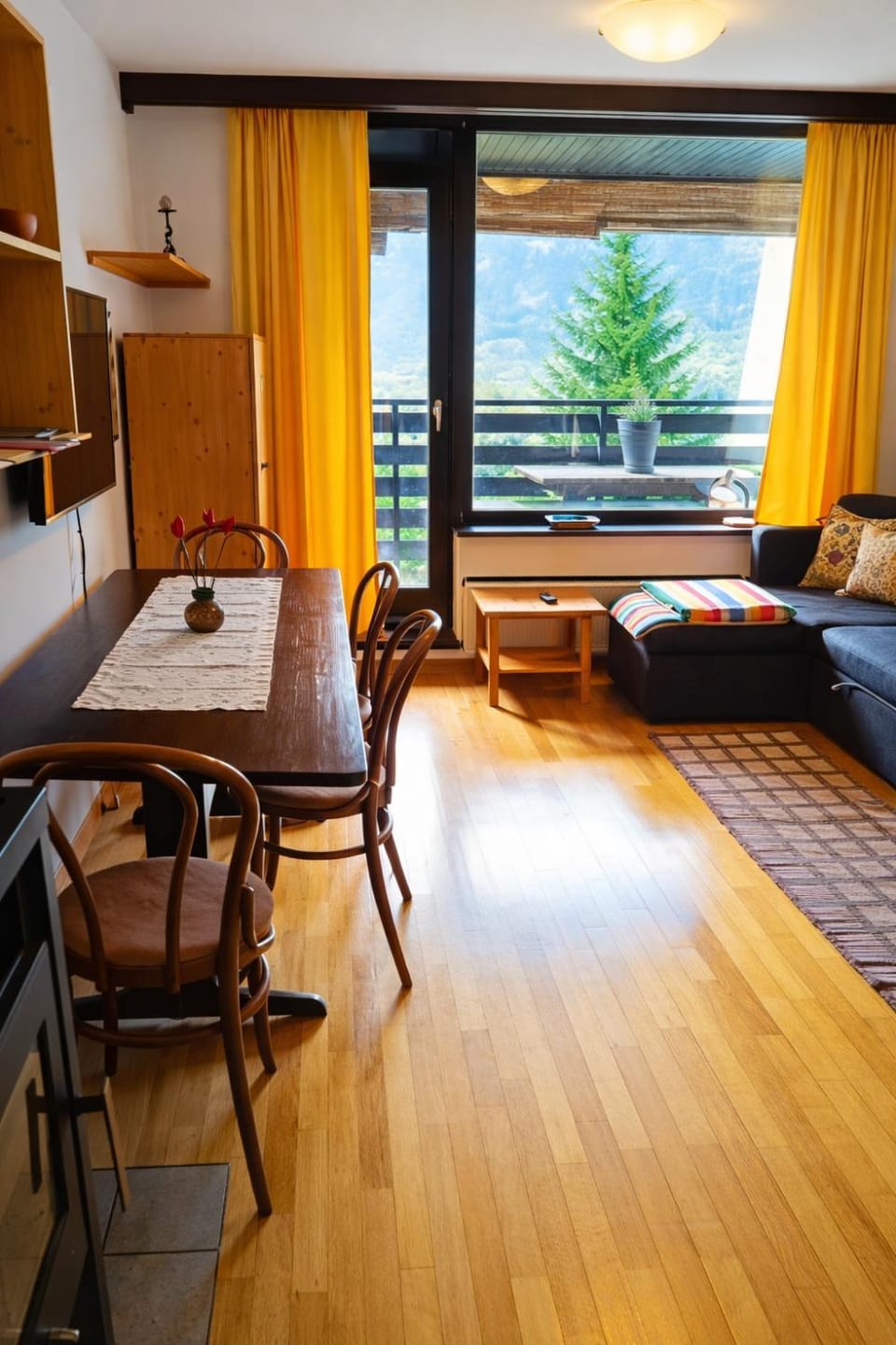 Bed, Living room, Seating area, Dining area