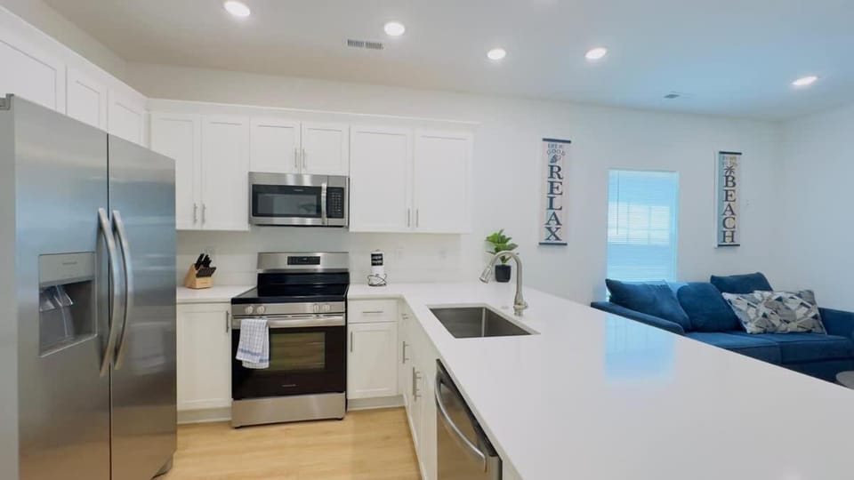 Coastal Beach House Blocks from Ocean House in Myrtle Beach