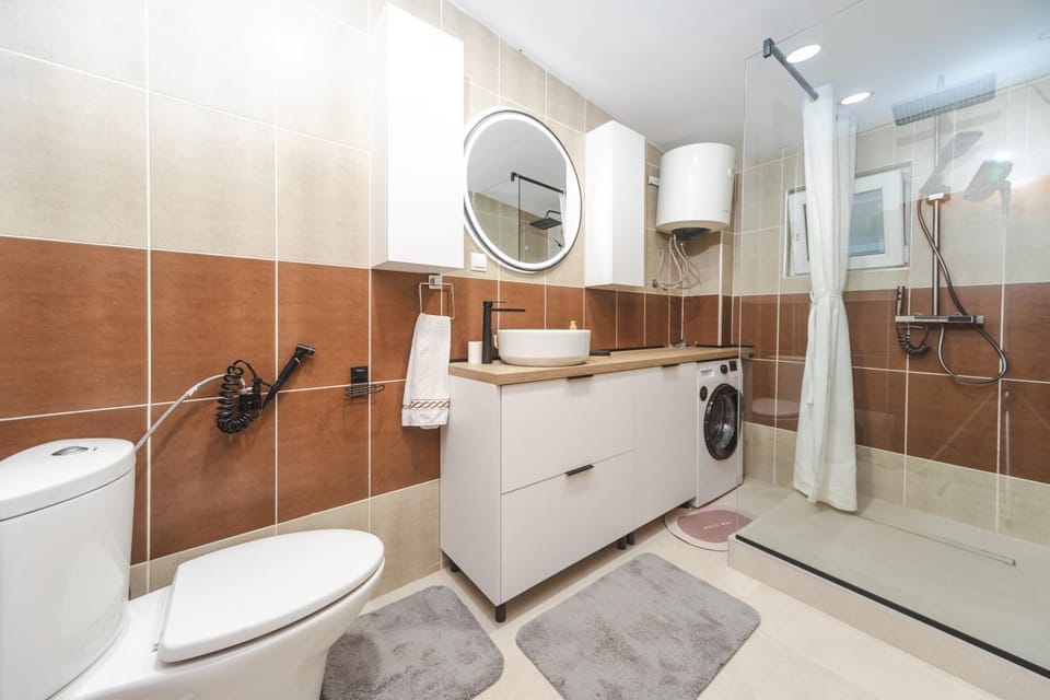 Shower, Bathroom, towels, washing machine