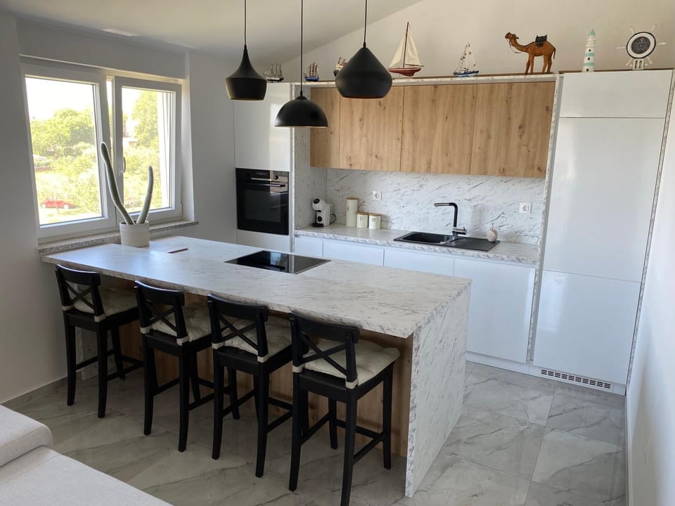 Kitchen or kitchenette, Dining area, dishwasher, oven, stove