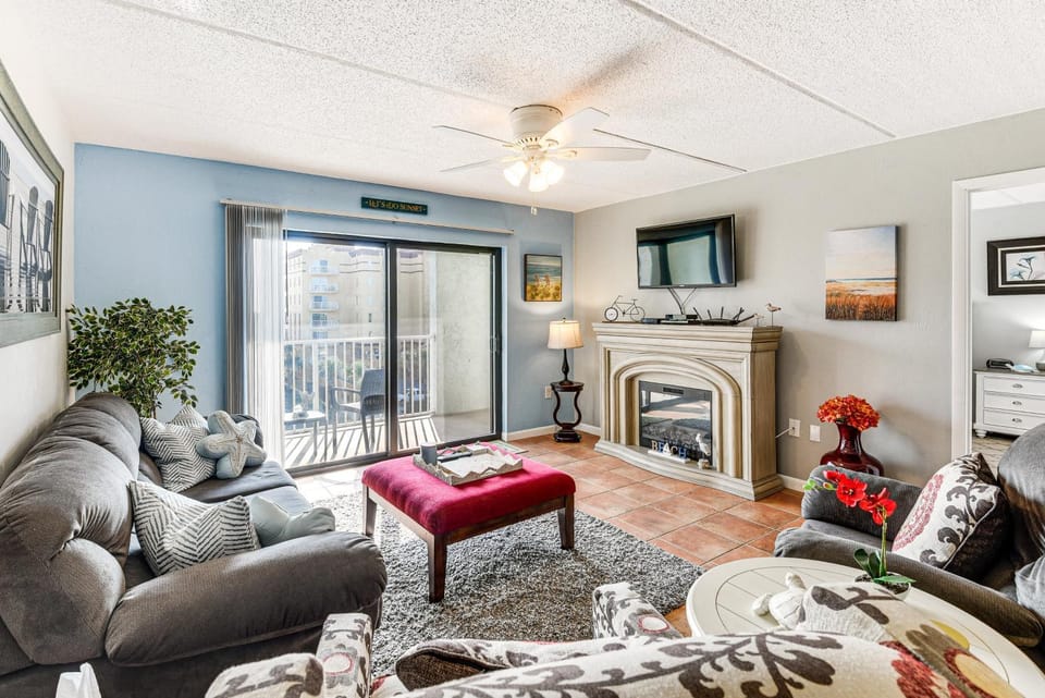 Walk to Ocean: Daytona Beach Shores Condo w/ Pool! House in Daytona Beach Shores