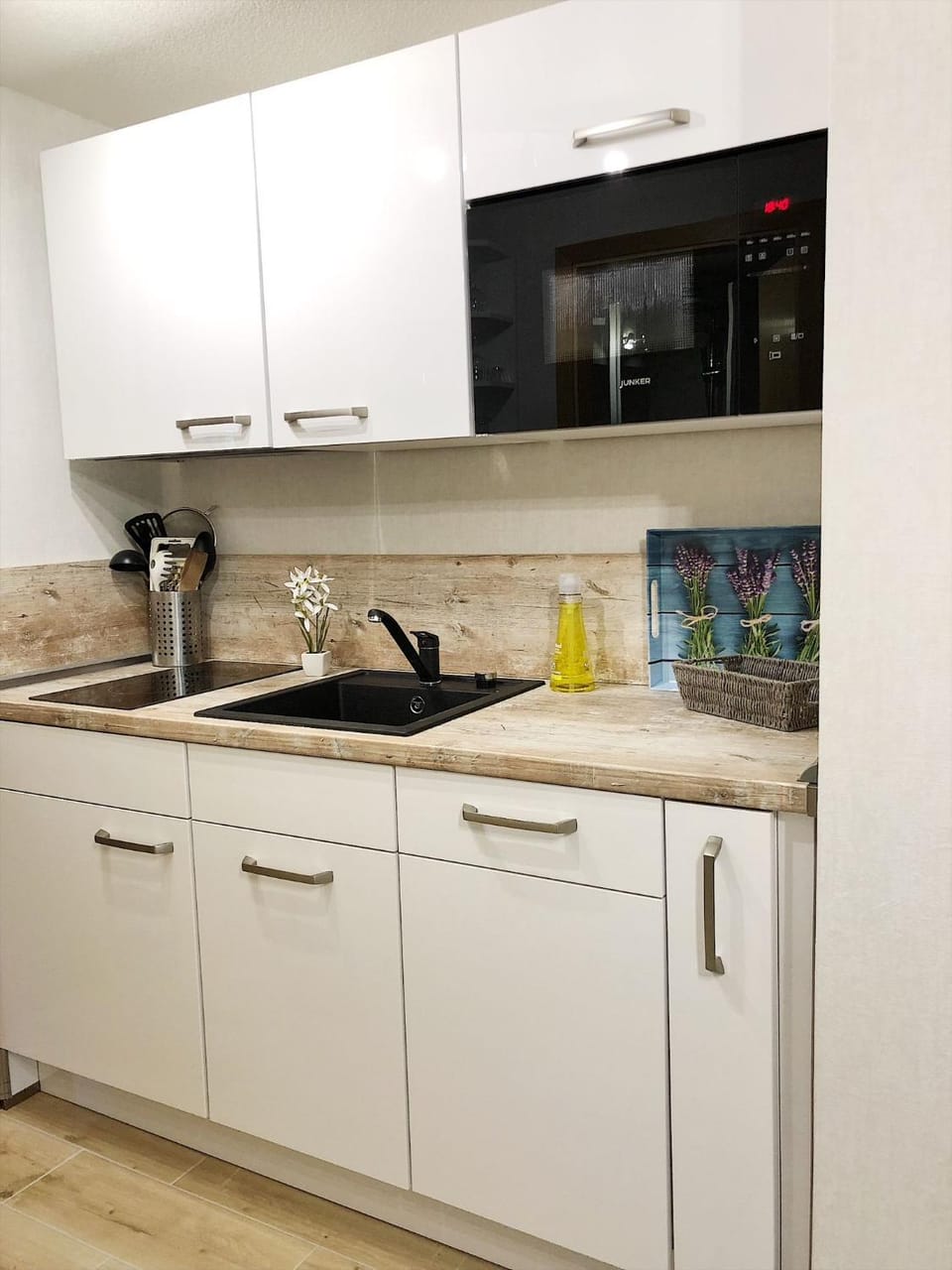 Kitchen or kitchenette, dishwasher, stove
