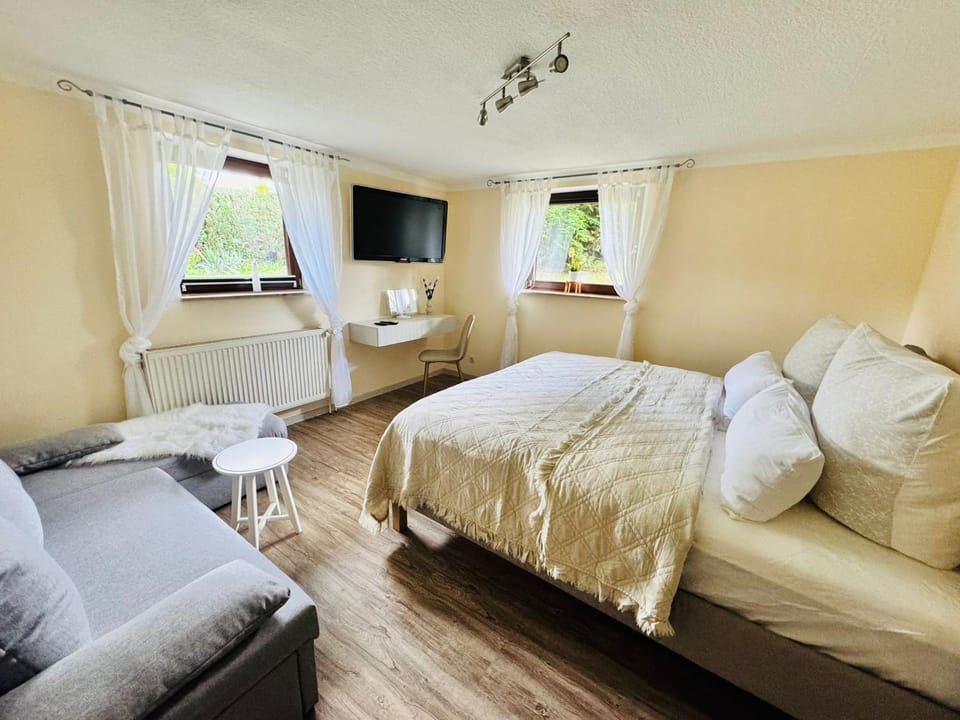 Bed, TV and multimedia, Bedroom