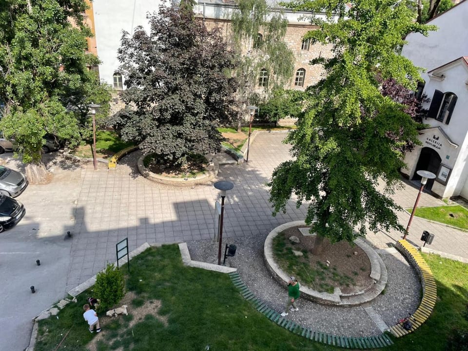 Neighbourhood, Location