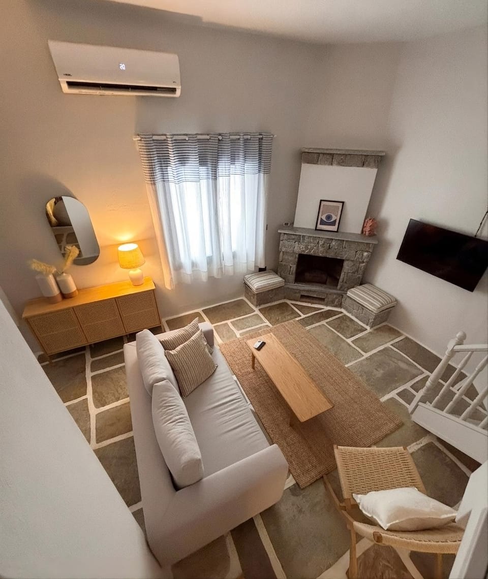 Communal lounge/ TV room, Bed, TV and multimedia, Living room, Photo of the whole room, Seating area, Evening entertainment, Bedroom, air conditioner