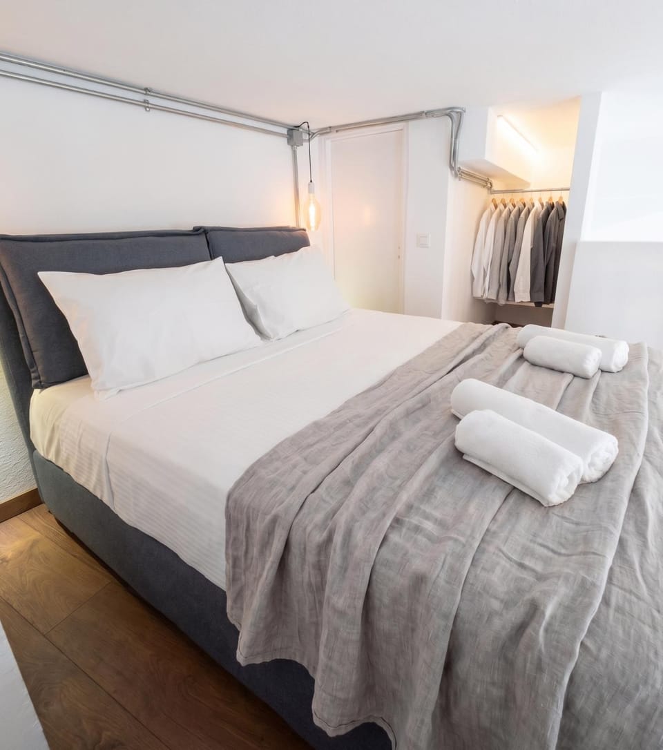 Bed, Photo of the whole room, Bedroom, towels