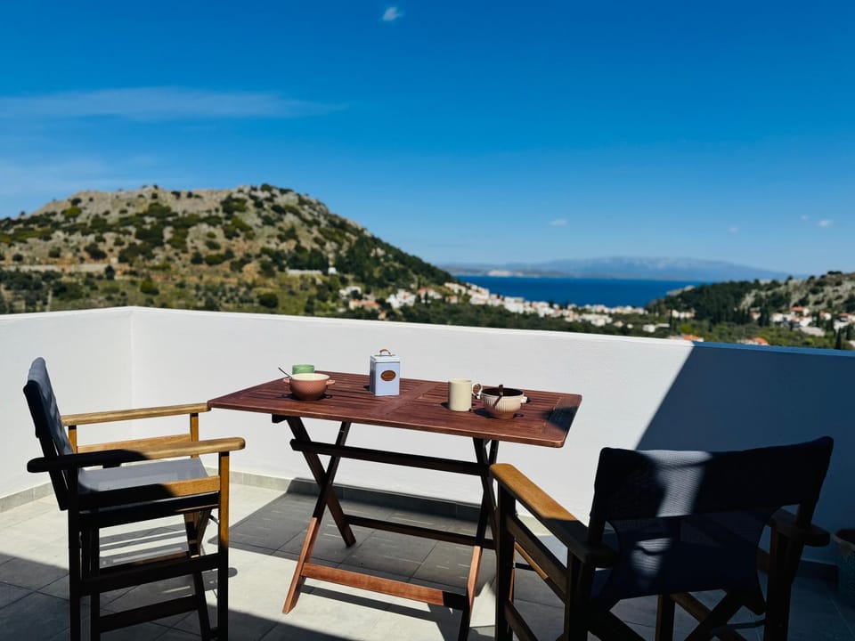 Day, Natural landscape, View (from property/room), Balcony/Terrace, Dining area, Lake view, Mountain view, Sea view