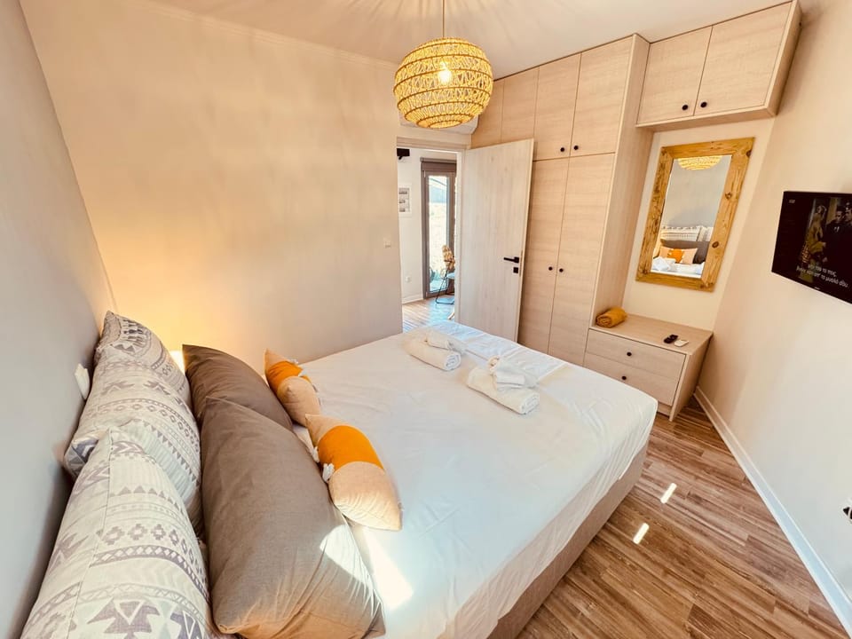 Bedroom, towels, wardrobe