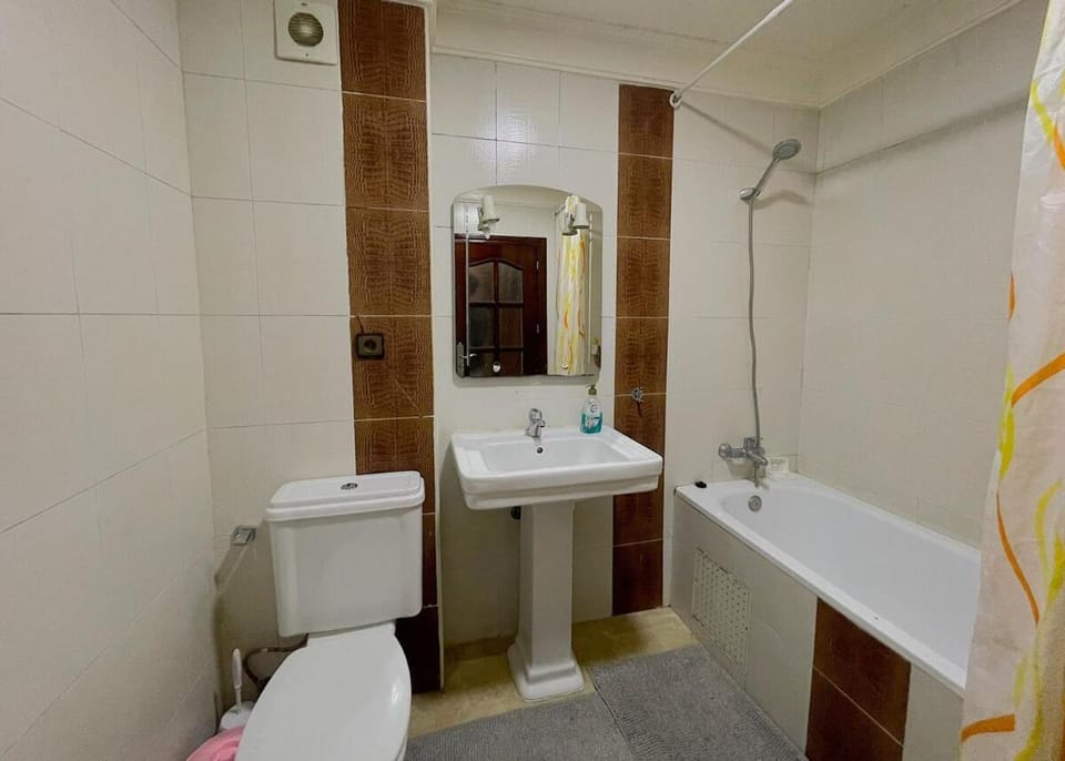 2-Bedroom Apartment with Garden Views, WiFi & Full Kitchen in Gated Complex Apartment in Tangier
