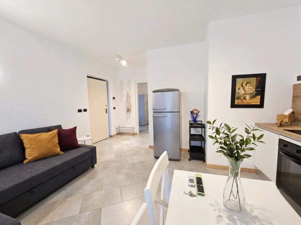 Living room, Dining area, oven