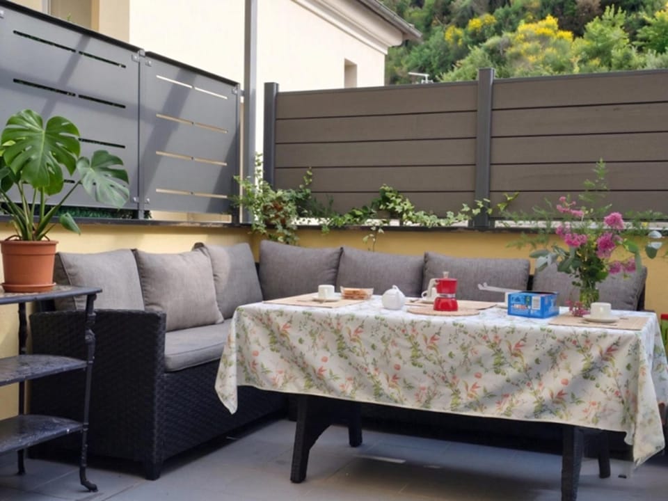 Balcony/Terrace, Food