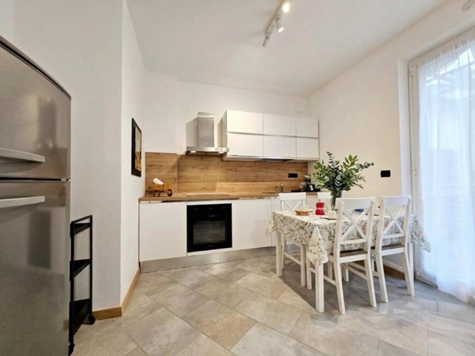 Kitchen or kitchenette, Living room, Dining area, oven, pet friendly, stove