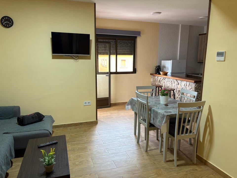 Communal lounge/ TV room, TV and multimedia, Kitchen or kitchenette, Living room, Seating area, Dining area