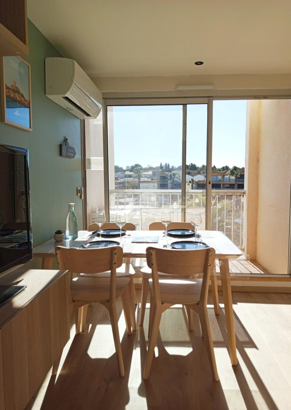 View (from property/room), Balcony/Terrace, Dining area, air conditioner