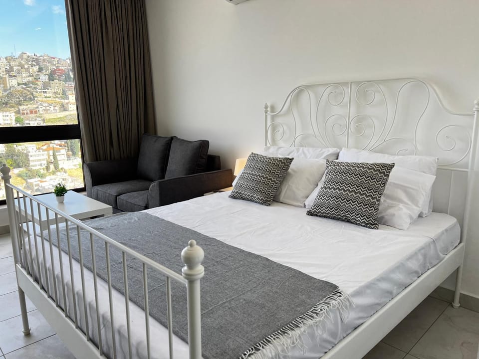 Nearby landmark, Bed, Natural landscape, View (from property/room), View (from property/room), Seating area, City view, City view, Landmark view, Landmark view, soundproof