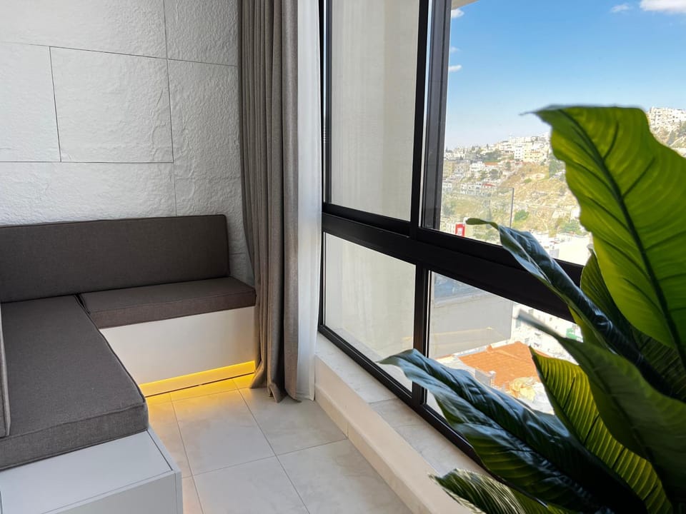 Nearby landmark, Natural landscape, View (from property/room), View (from property/room), Decorative detail, Decorative detail, Seating area, City view, City view, Landmark view, Landmark view