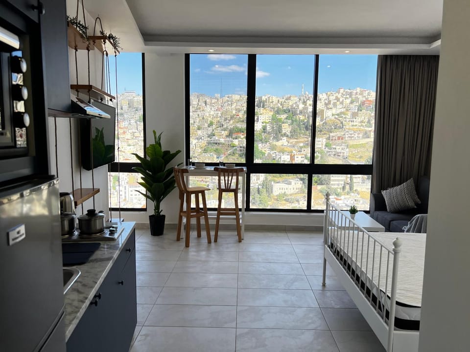 Nearby landmark, Bed, Natural landscape, View (from property/room), View (from property/room), Decorative detail, Decorative detail, Seating area, Dining area, City view, City view, Landmark view, Landmark view, oven, soundproof, stove, stove, kitchen, kitchen