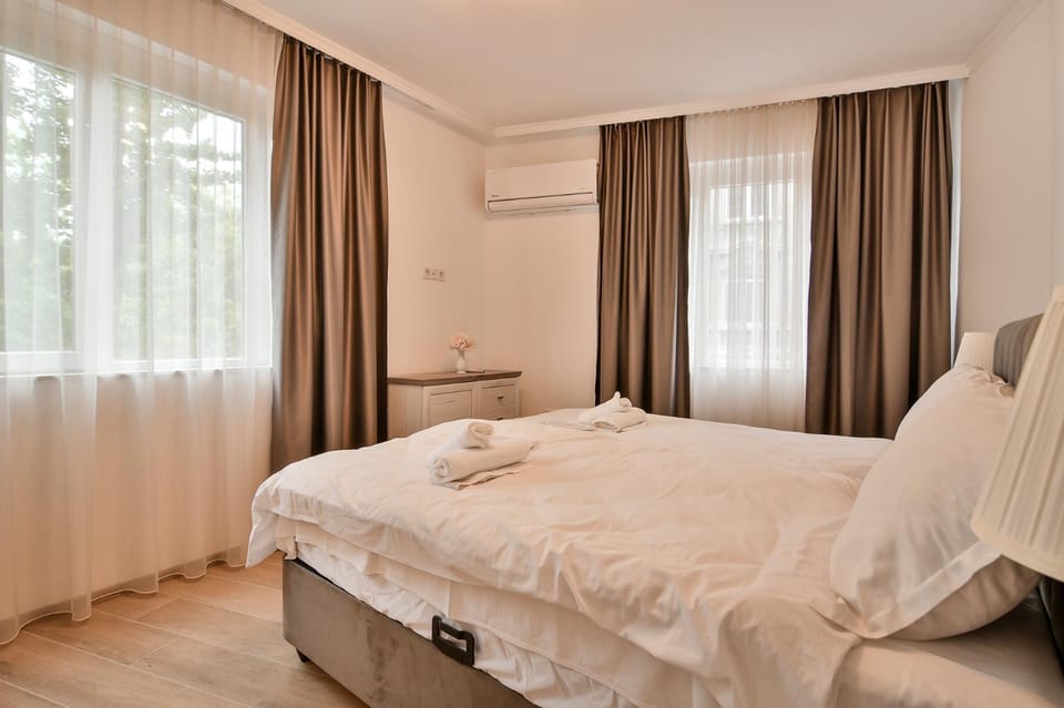 Bed, Photo of the whole room, Bedroom, towels, air conditioner