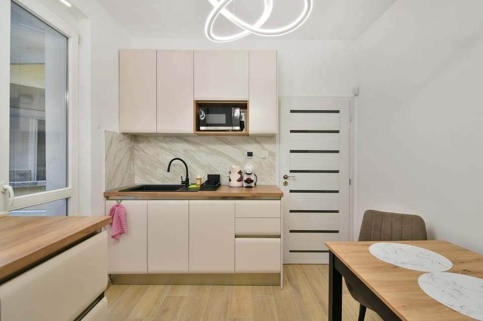 Coffee/tea facilities, Kitchen or kitchenette, Dining area, stove