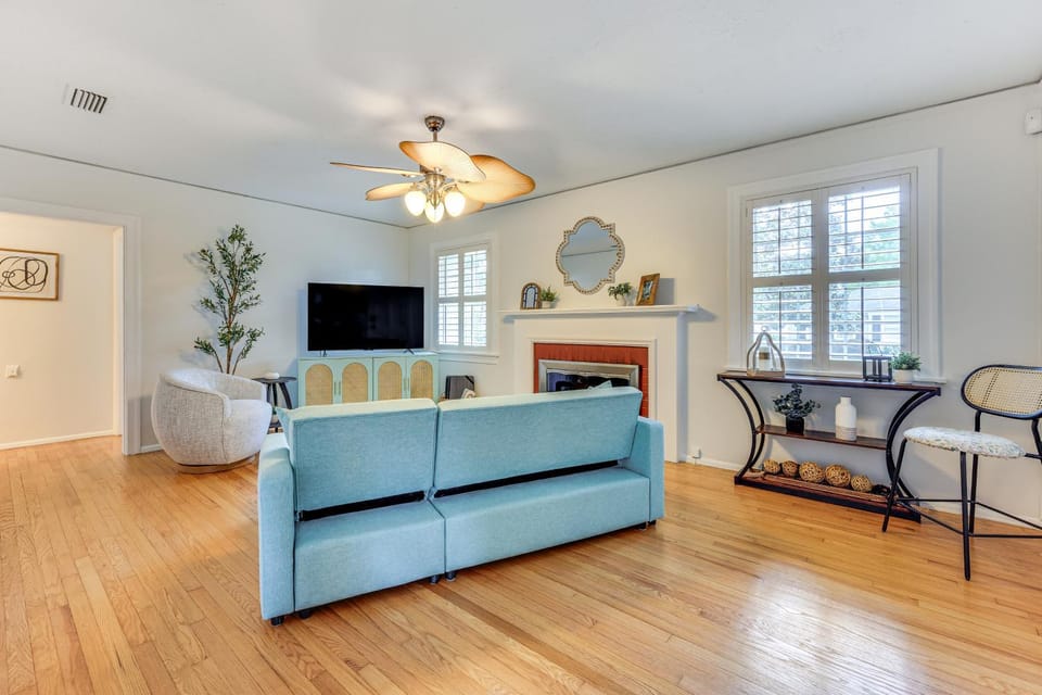 4 Mi to Dtwn Jacksonville: Chic Home w/ Porch! House in Jacksonville