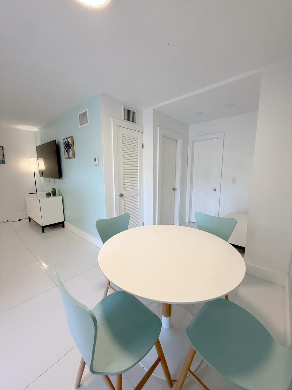 TV and multimedia, Kitchen or kitchenette, Living room, Seating area, Dining area, wardrobe