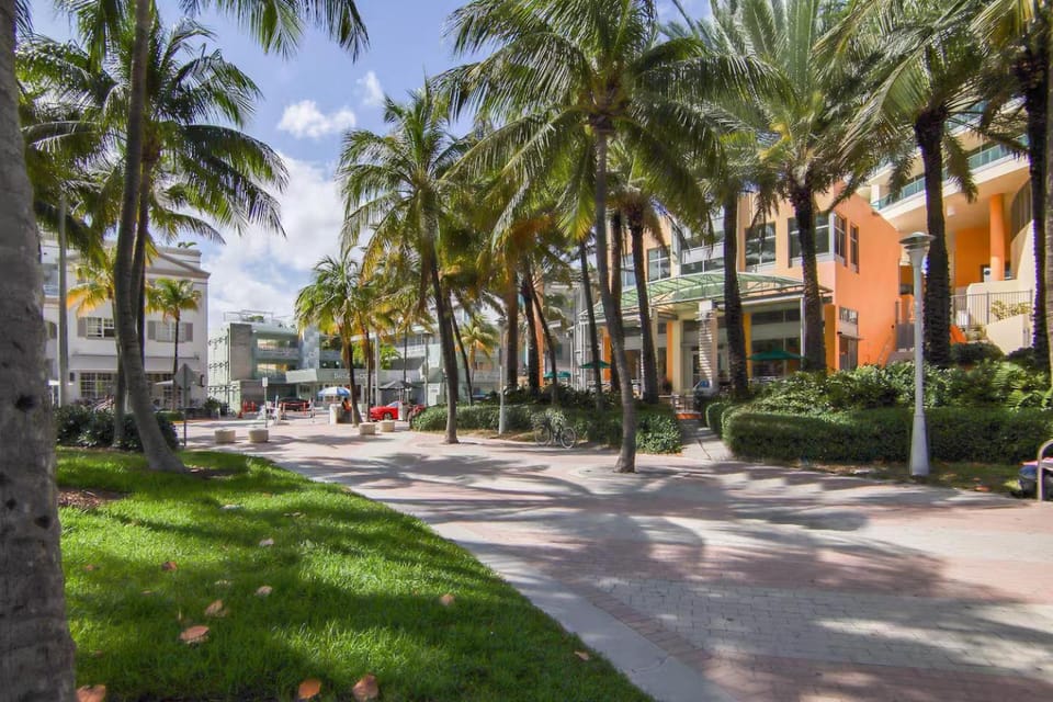 Facade/entrance, Day, Neighbourhood, Natural landscape, Location