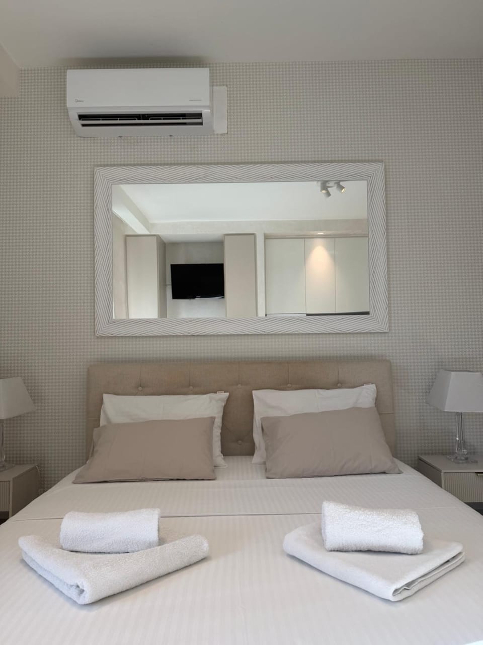 Bed, Bedroom, towels, air conditioner