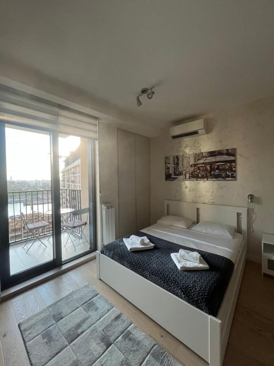 Bed, Living room, Bedroom, towels, air conditioner