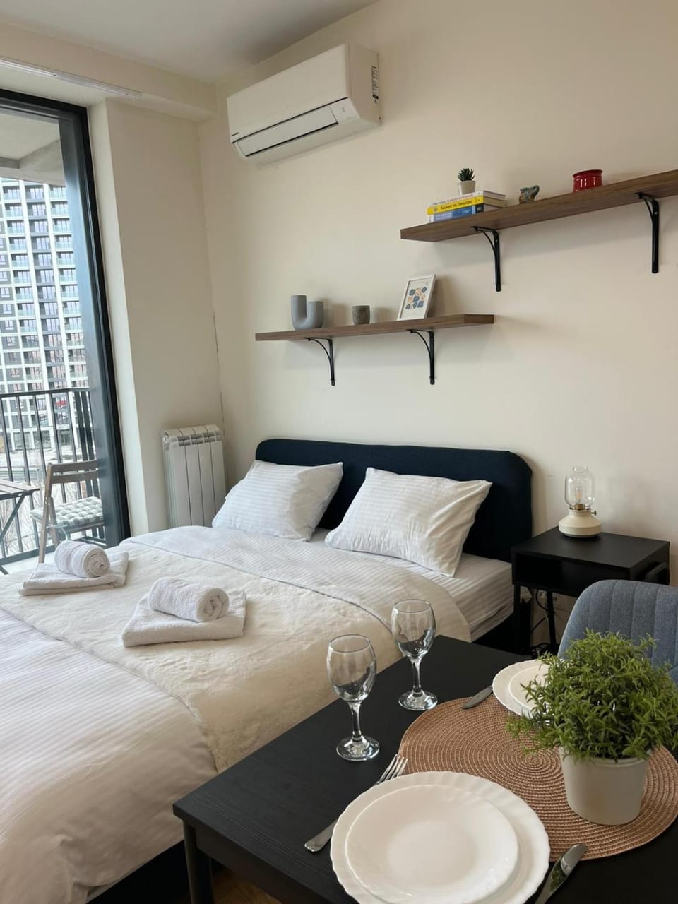 Bed, Dining area, towels