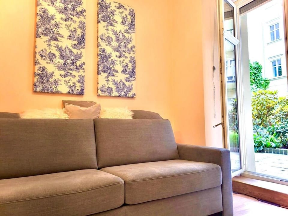 Communal lounge/ TV room, Living room, Seating area, Garden view, Family, Inner courtyard view