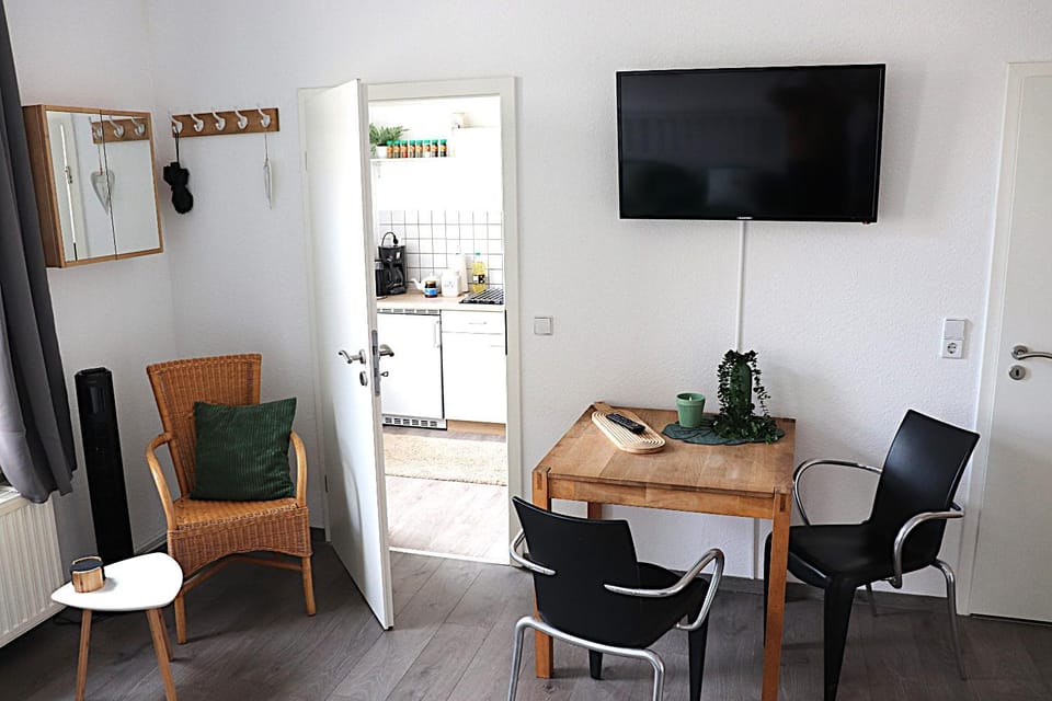 TV and multimedia, Kitchen or kitchenette, Living room, Seating area, Dining area