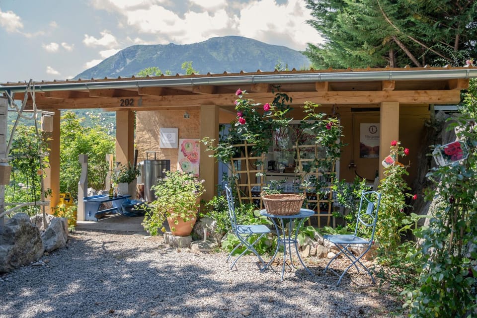 mobile house on a herbs farm Luxury tent in Friuli-Venezia Giulia