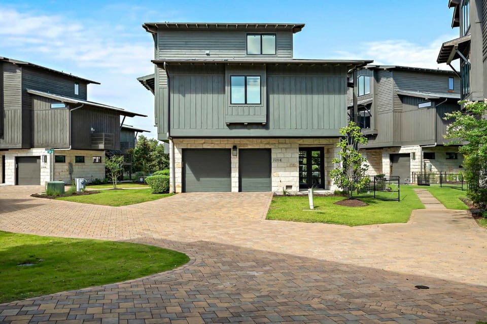 Luxe 3-Story Retreat - Pickleball - Firepit - BBQ House in Lake Travis