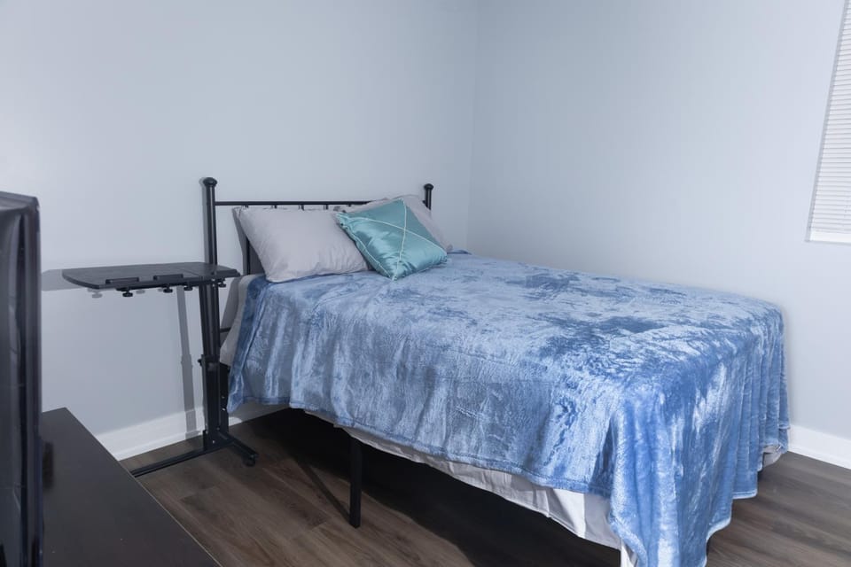 Shared, spacious condo near UChicago and Obama Center Bed and Breakfast in Chicago