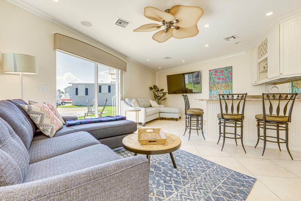 Ocean Access, Mini Golf & Pools: Jensen Beach Gem House in Hutchinson Island