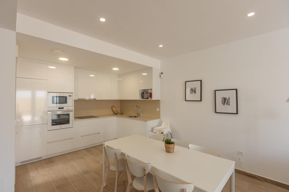 Kitchen or kitchenette, Dining area, oven, stove